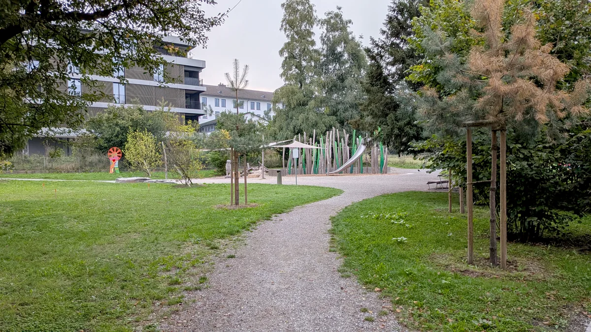 Blick auf einen Stadtpark.
